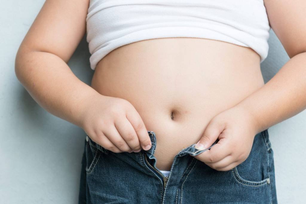 Obeso: especialistas avaliam que tecido adiposo fragiliza o sistema imunológico (Kwanchaichaiudom/Thinkstock)
