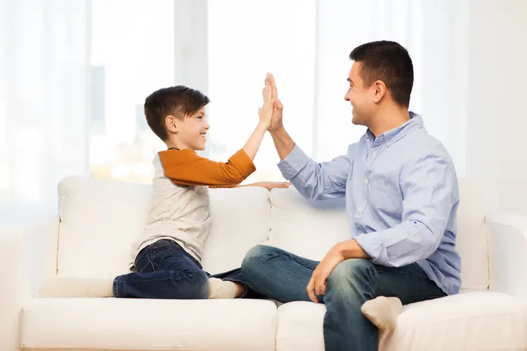 Pais e filhos: Envolva seu filho ao investir para transmitir a cultura de poupar (dolgachov/Thinkstock)
