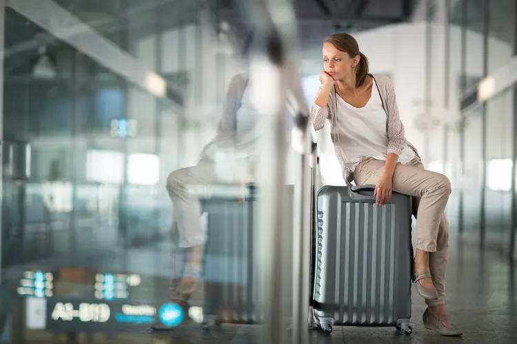Mulher espera em aeroporto: passageiro deve receber indenização imediata (ViktorCap/Thinkstock)