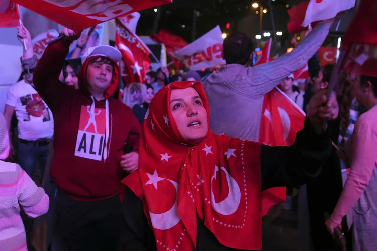 População nas ruas: Apoiadores de Erdogan comemoram vitória de mudanças constitucionais em referendo na Turquia (Huseyin Aldemir/Reuters)