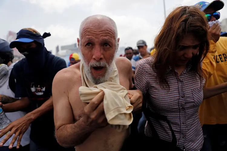 Protestos: "A Venezuela tem que mudar. Isso não é vida. Essa gente tem que sair. E as comunidades estão indo para a oposição. O chavismo está desaparecendo", diz Paula Navas (Carlos Garcia Rawlins/Reuters)