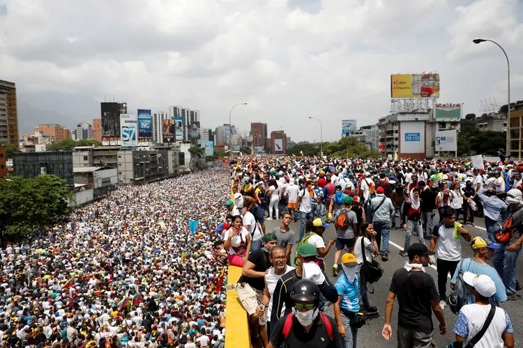 Protestos na Venezuela: oposição marcha contra o governo de Maduro, em Caracas (Carlos Garcia Rawlins/Reuters)