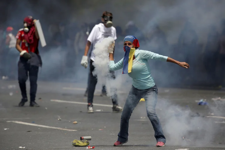 Protestos: já ocorreram ao menos duas mortes no país nesta quarta-feira, dia em que ocorre a "mãe de todas as manifestações" no país, como apelidou a oposição (Carlos Garcia Rawlins/Reuters)