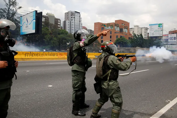 Protestos: Partido Socialista Unido de Venezuela responsabilizou Capriles pela morte de militar (Carlos Garcia Rawlins/Reuters)