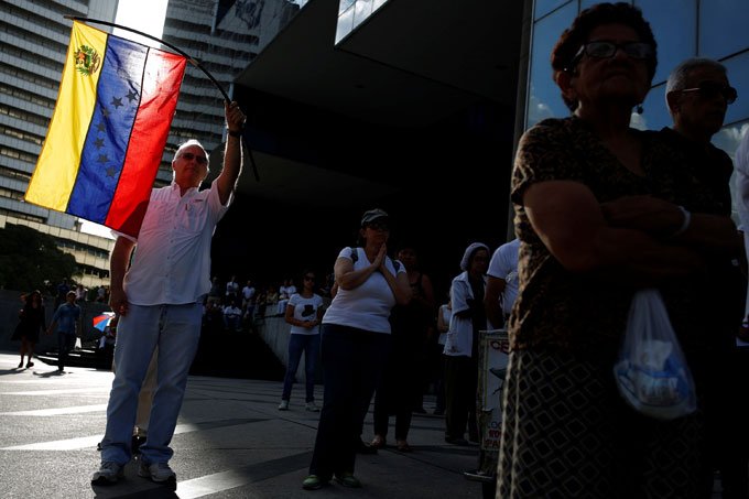 Militares venezuelanos marcham em Caracas e pedem paz