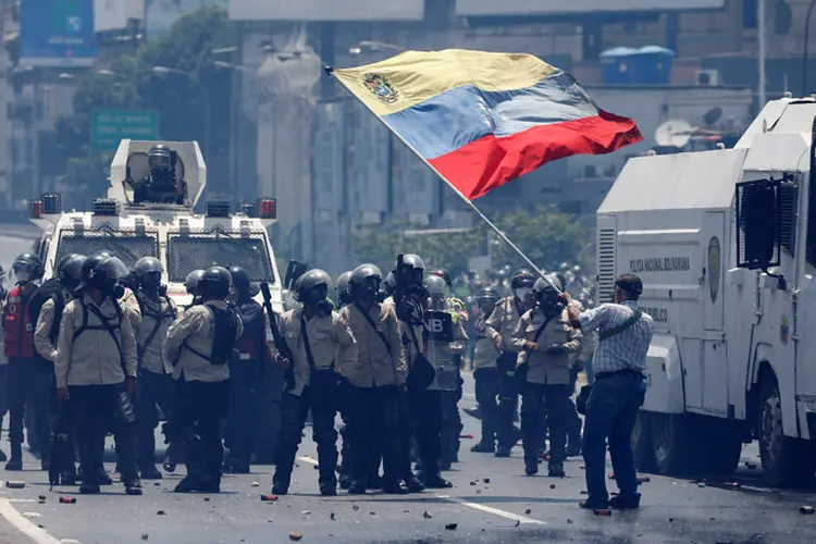 Protestos na Venezuela: oposição e setores afins ao governo pediram a seus respectivos simpatizantes que saiam às ruas para participar de novas marchas (Carlos Garcia Rawlins/Reuters)