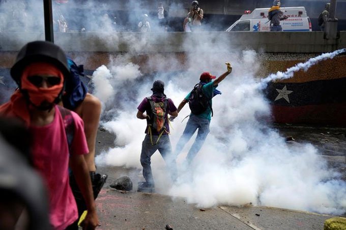 Promotoria venezuelana indiciará policial por morte de jovem