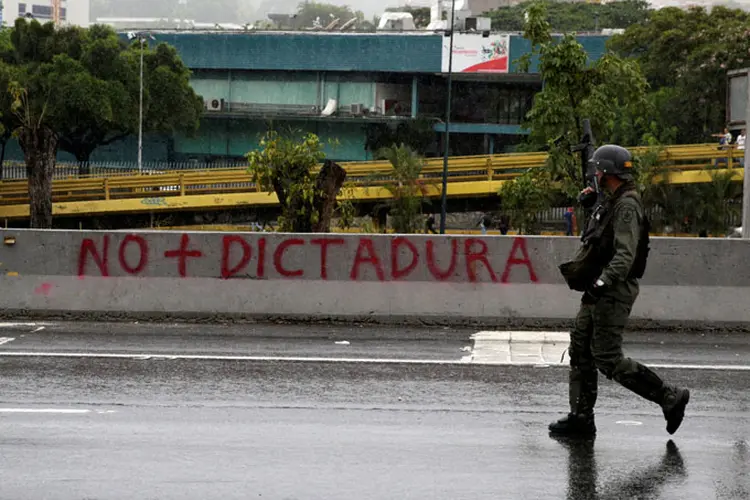Protestos: desde 1º de abril se sucederam manifestações contra Maduro, que deixaram cinco mortos e centenas de feridos e detidos (Marco Bello/Reuters)