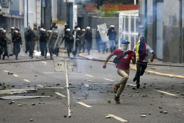 Protestos: a oposição venezuelana mobilizou-se novamente em Caracas na segunda-feira, em seu quinto protesto contra o governo Maduro no mês de abril (Carlos Garcia Rawlins/Reuters)