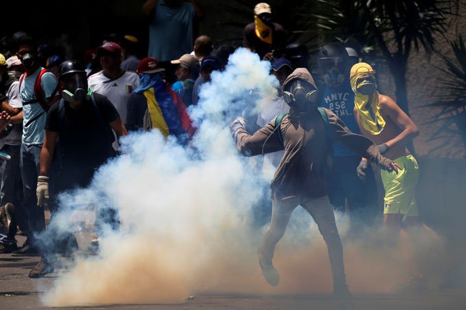 Mais um jovem é baleado em protestos na Venezuela, dizem fontes