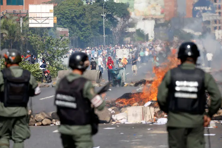 Venezuela: algumas organizações internacionais de direitos humanos e o secretário-geral da OEA, Luis Almagro, denunciaram que as forças de segurança cometeram excessos para conter protestos (Carlos Garcia Rawlins/Reuters)