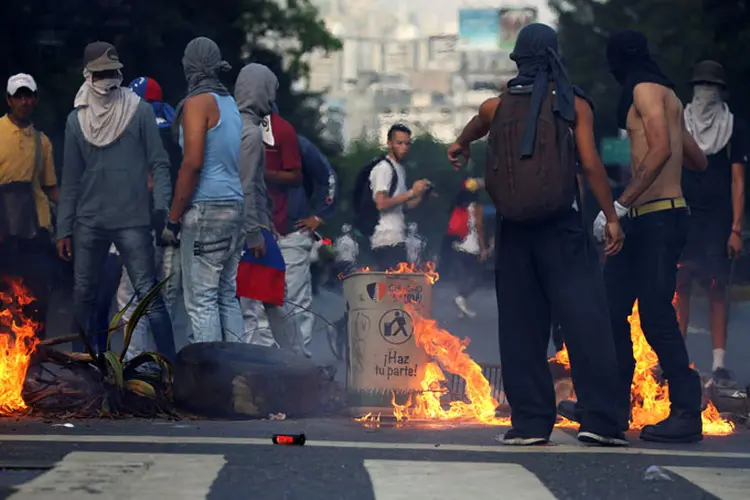 Protestos: As manifestações começaram no dia 1º de abril em protesto contra duas sentenças do Tribunal Supremo de Justiça (Carlos Garcia Rawlins/Reuters)