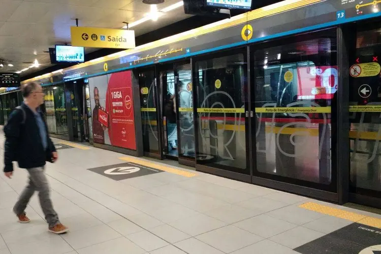 Metrô: 36 estações vão receber portas de 2,10 metros de altura, com sensor de presença de pessoas no vão entre os trens e a plataforma (Ana Laura Prado/Site Exame)