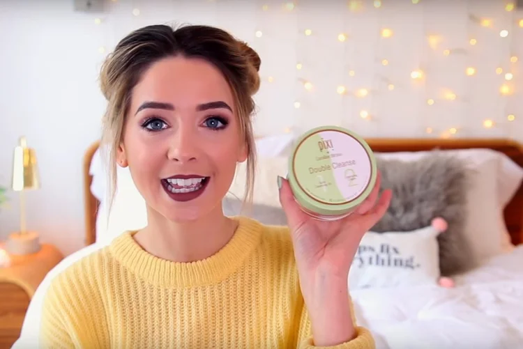 A youtuber Zoella, a mais influente do segmento de beleza, segundo a Forbes (YouTube/Reprodução)