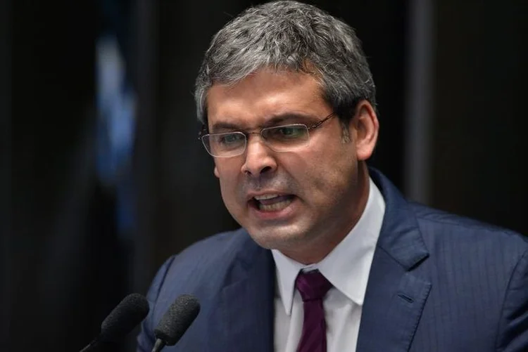 Lindbergh Farias: o valor oficial do contrato foi de R$ 200 mil, enquanto outros R$ 400 mil seriam pagos pela OAS "por fora" (Fabio Rodrigues Pozzebom/Agência Brasil)