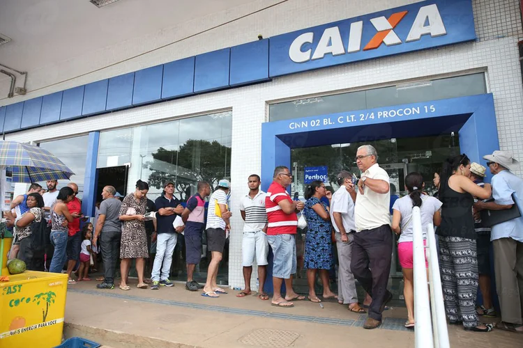 Fila em agência da Caixa: algumas agências abrirão às 8h neste sexta, na segunda e na terça. Outras também abrem neste sábado (Antonio Cruz/Agência Brasil)