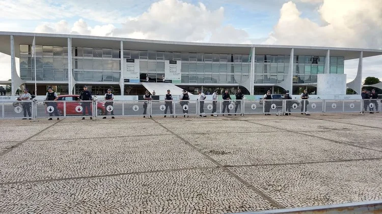 Planalto: policiais militares montaram vários cordões de revista nos acessos de pedestres ao local (Valter Campanato/Agência Brasil)