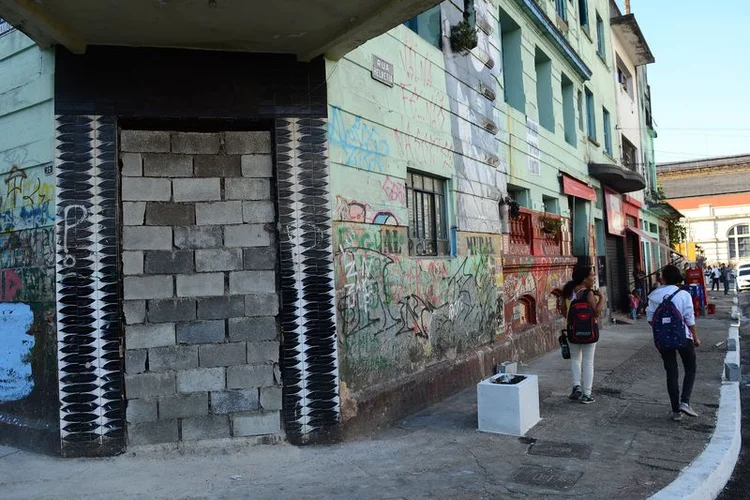 Cracolândia: agora, meninos e meninas correm atrás da bola, enquanto os pais ficam sentados na calçada (Rovena Rosa/Agência Brasil/Agência Brasil)