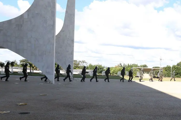 Exército: os homens se posicionaram em torno de todo o edifício em posições espaçadas (Valter Campanato/Agência Brasil/Agência Brasil)