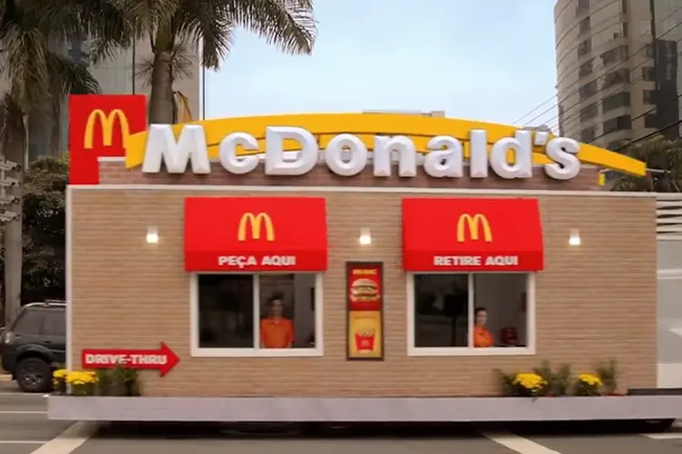 McDonald's: marca fez uma ação que inverte a ordem natural dos lanches e faz com que o serviço chegue até os clientes e não o contrário (Foto/Reprodução)