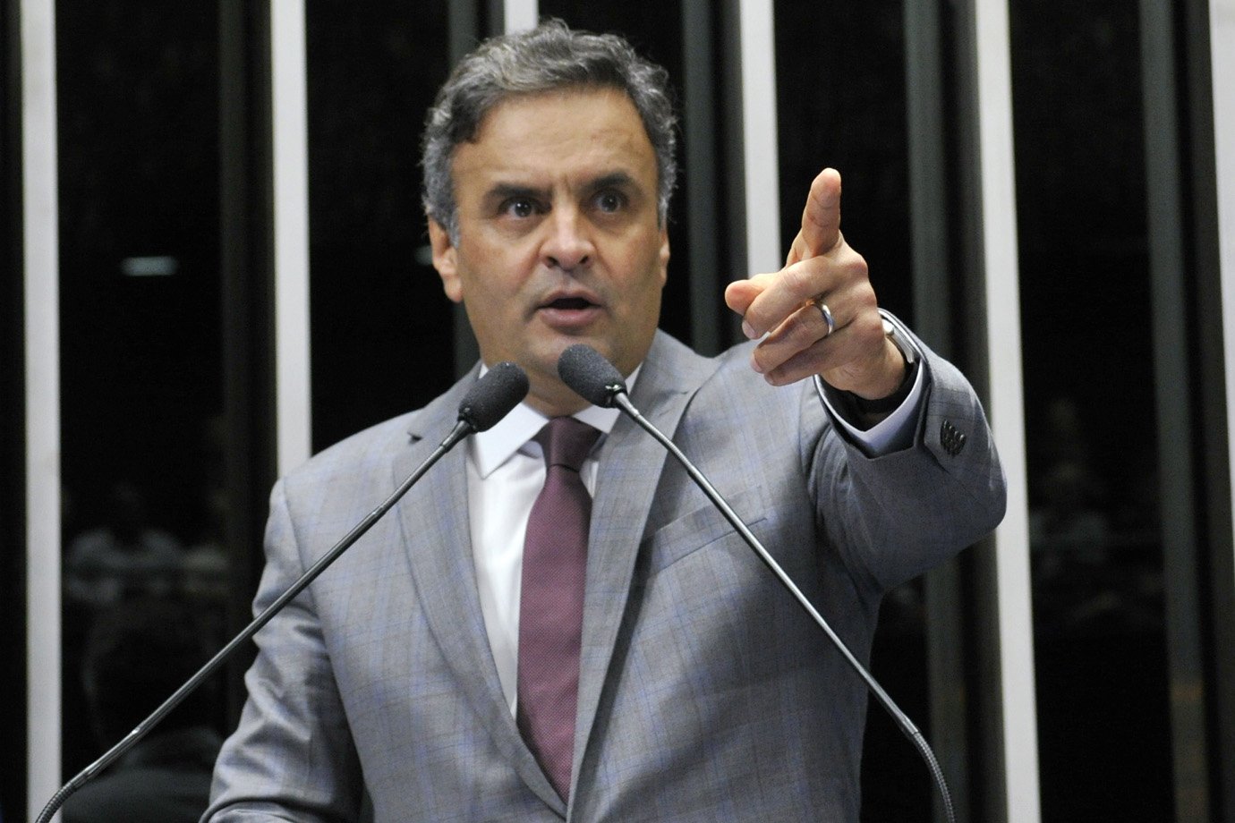 Licenciado, Aécio é acusado de destituir dirigente tucano