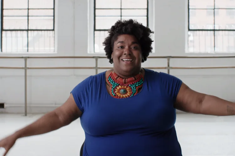 Shonda Rimes em comercial para Dove: no filme, a personagem de Shonda discute o próprio relacionamento com seu corpo (Foto/Reprodução)