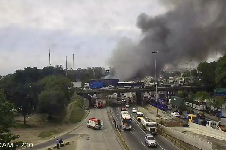 Polícia Rodoviária Federal (PRF) chegou ao local às 10h40 e, minutos depois, homens do Corpo de Bombeiros começaram a apagar os incêndios nos coletivos (Centro de Operações Rio/Reprodução)