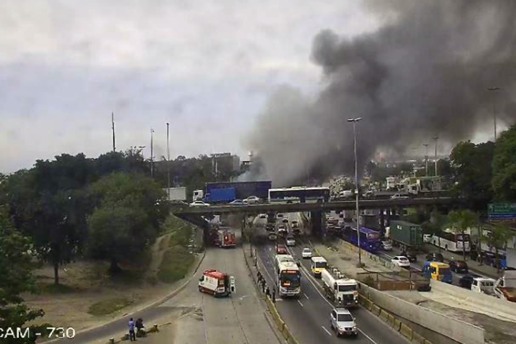 Ataques a ônibus no RJ atinge ao menos 7 bairros e afeta mais de 1 milhão de cariocas