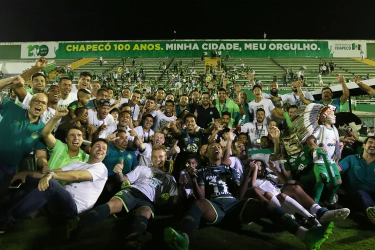 Chapecoense: a taça do campeonato é a sexta de sua história e a segundo seguida (Chapecoense Futebol Clube/Facebook/Divulgação)