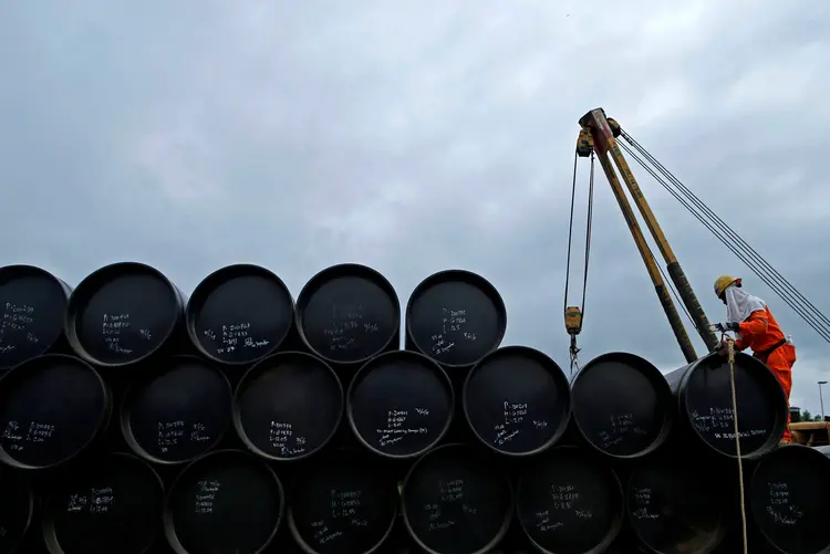 Barris de petróleo: com surto, pode haver choque negativo de 260 mil barris por dia na demanda global (Edgar Su/File Photo/Reuters)