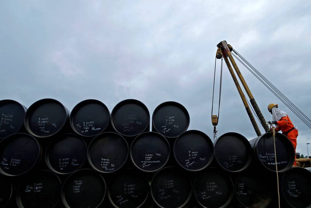 Petróleo: a forte queda das bolsas de valores dos EUA, na segunda-feira, também ajudou a pressionar os preços (Reuters/Edgar Su/File Photo)