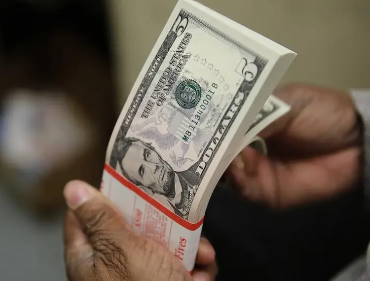 Dólar: no exterior, a moeda operava com alta firme ante uma cesta de moedas (Gary Cameron/Reuters)