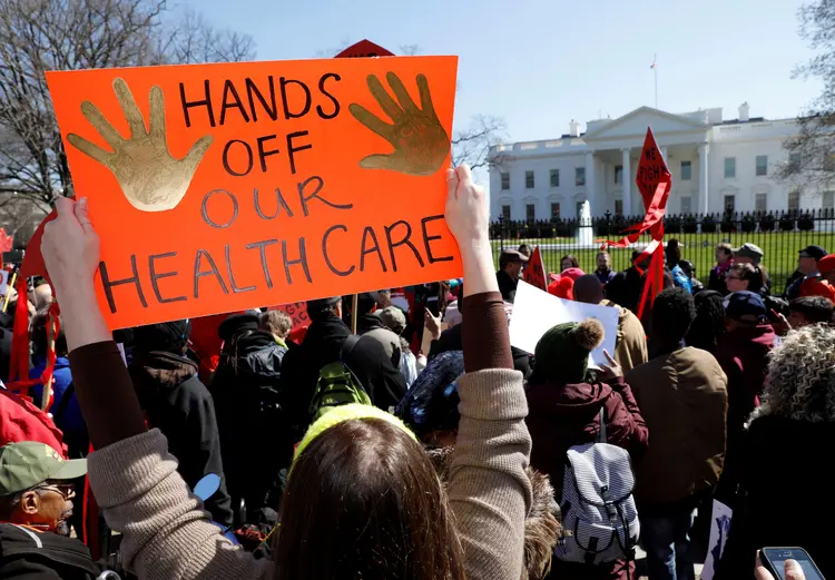 Protesto: cerca de um terço dos americanos estão cobertos pelos planos do governo (Kevin Lamarque/File Photo/Reuters)