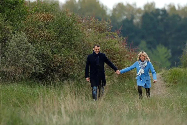 Emmanuel e Brigitte: sua campanha passa uma imagem de um amor indiferente ao fato de ele ter 39 anos e ela ter acabado de completar 64 (Benoit Tessier/Reuters)