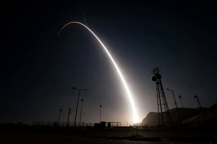 Míssil intercontinental: fotos do lançamento tiradas pela Força Aérea mostram chamas brilhantes no momento do lançamento (Michael Peterson/Reuters)