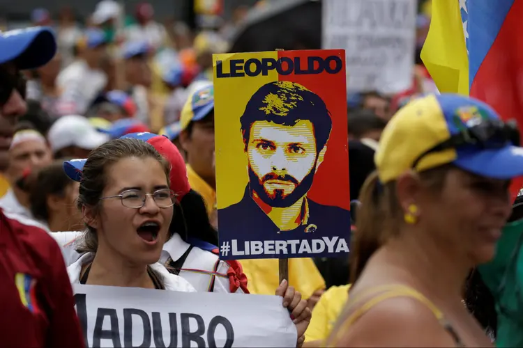 Placa com o rosto do opositor Leopoldo López é carregada durante protesto contra Maduro na Venezuela em 28/04/201 (Marco Bello/Reuters)