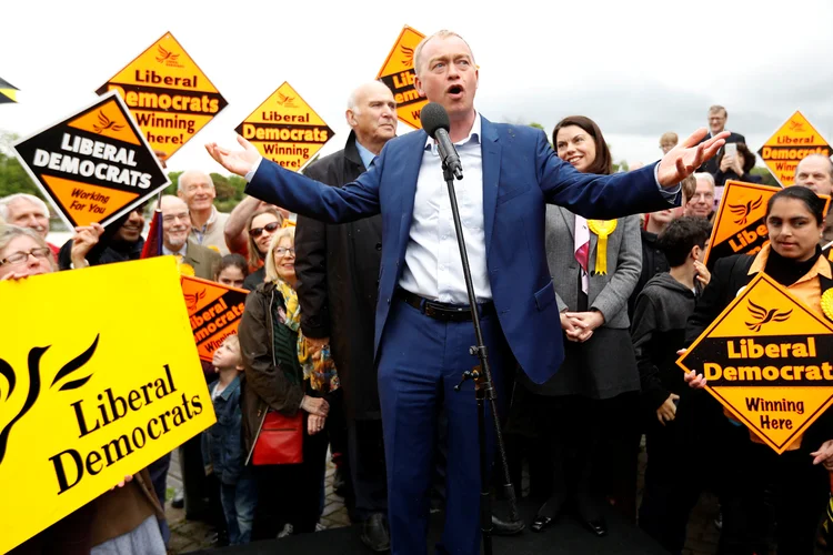 Tim Farron, falando aos eleitores sobre o Brexit: "vocês deveriam ter sua voz no acordo do Brexit em um referendo" (Peter Nicholls/Reuters)