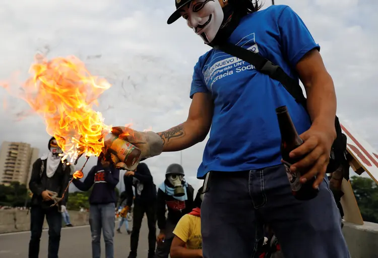 Venezuela: outras equipes de meios de comunicação também reportaram tentativas de ataques durante as manifestações de segunda (Carlos Garcia Rawlins/Reuters)