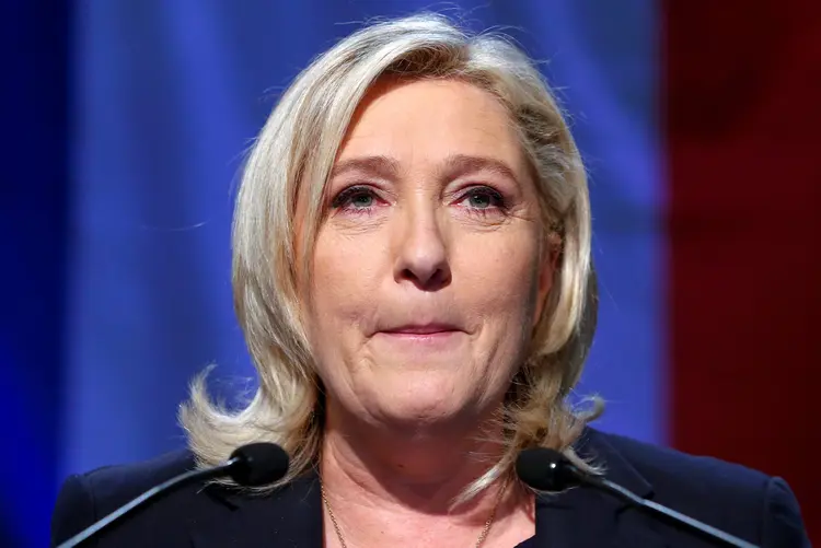 Marine Le Pen: ela votou com aparência séria e diante de um bom número de jornalistas (Yves Herman/Reuters)