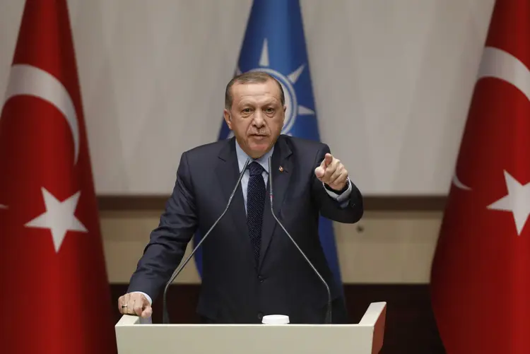 Tayyip Erdogan: ele assinou um documento que oficializa seu retorno em uma cerimônia na sede do partido (Umit Bektas/Reuters)