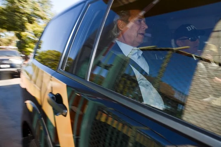 Dirceu perto da sede da PF em Brasília, dia 4/8/2015 (Marcello Casal/Agência Brasil)