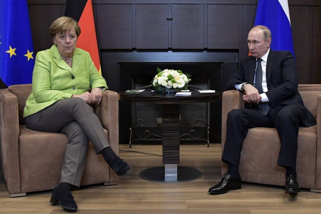 Putin e Merkel tentam superar diferenças em encontro tenso