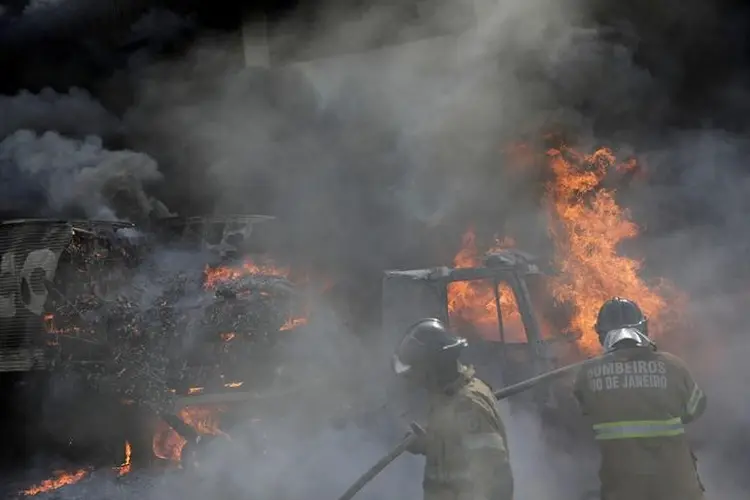Caminhão queimado no Rio: segundo testemunhas, os incêndios foram provocados por homens mascarados e em motos, depois de intensos tiroteios entre supostos traficantes rivais (Ricardo Moraes/Reuters)