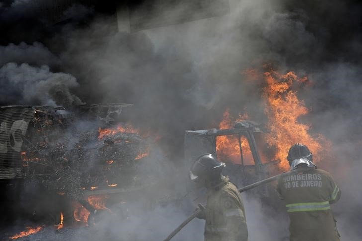 Ordem para queimar ônibus no Rio partiu de presos, diz secretário