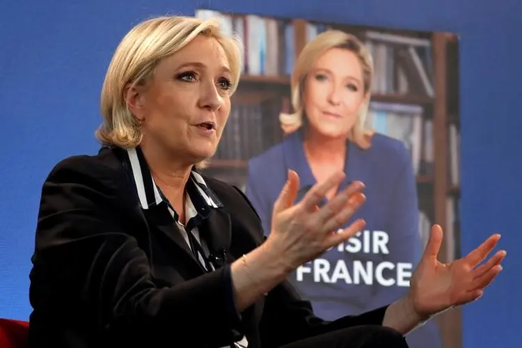 Marine Le Pen: a candidata reafirmou que quer descartar o euro e disse esperar que o povo francês tenha sua própria moeda dentro de dois anos (Charles Platiau/Reuters)