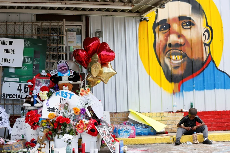 Homenagem: o caso da morte de um vendedor ambulante negro pelas mãos de um policial gerou grande polêmica nos EUA no ano passado (Jonathan Bachman/File Photo/Reuters)