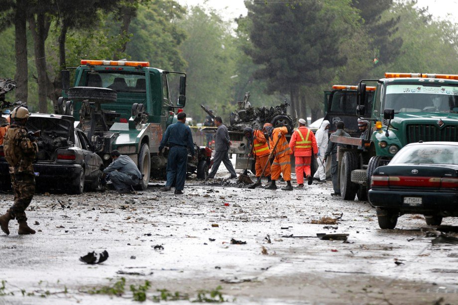 Policiais isolaram a área do ataque que matou ao menos 9 pessoas