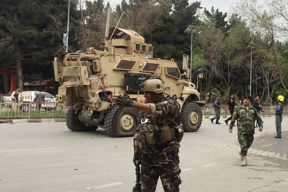 Tanque dos Estados Unidos é danificado no ataque suicida em Cabul