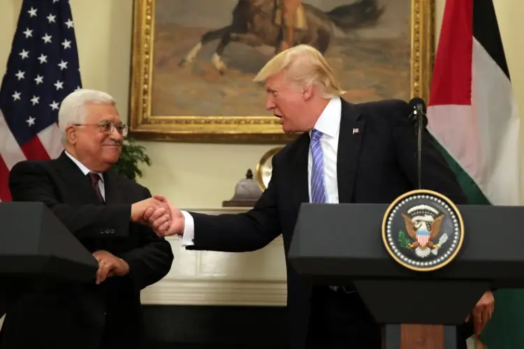 Trump e Abbas: "Vamos dar conta disso", disse Trump a Abbas durante a aparição conjunta na Casa Branca, dizendo estar preparado para atuar como mediador, facilitador ou árbitro entre os dois lados (Carlos Barria/Reuters)