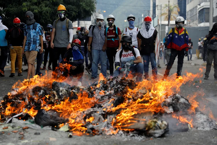 Venezuela: "Somos estudantes, não somos terroristas", gritavam os estudantes aos policiais que bloquearam uma das principais entradas à universidade (Carlos Garcia Rawlins/Reuters)